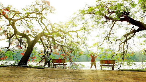 In the morning, people in Hanoi often go to Hoan Kiem Lake to exercise as a unique cultural feature of the capital. 