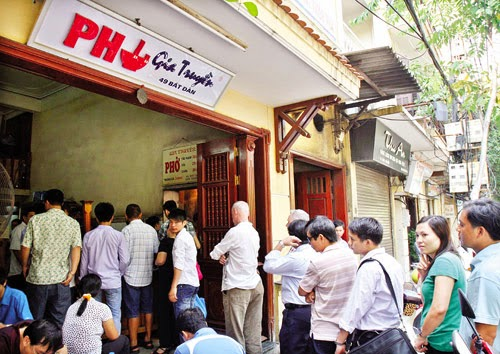 49 Bat Dan is a famous place to enjoy Pho in Hanoi