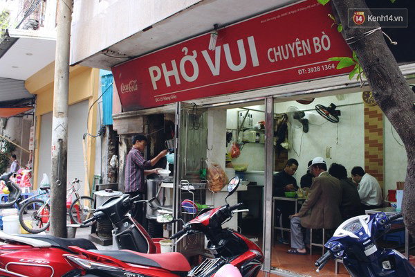 Pho Vui is a traditional Hanoi noodle shop that attracts a large number of diners
