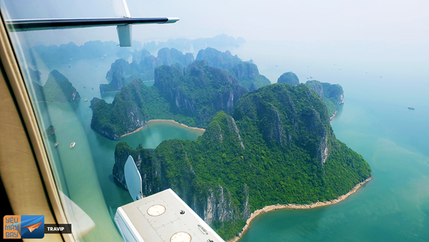 Sitting on a seaplane you will see a Halong Bay that has never been so beautiful