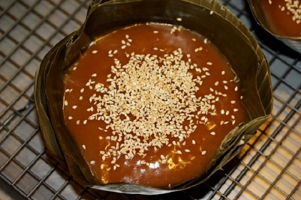 The main ingredients of the cake are glutinous flour, rock sugar, ground peanuts, sesame seeds and ginger