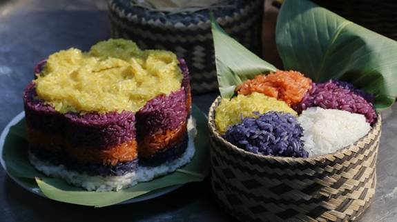 Sticky rice dish with five colors