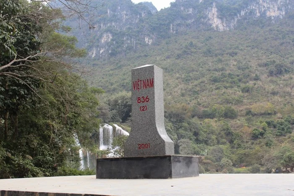 Border landmark on Ban Gioc waterfall