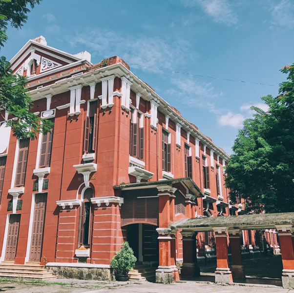 The red brick color typical of Hue National School