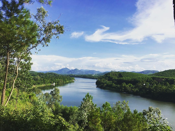 True to its name, from Vong Canh hill you can see the wonderful natural panorama of Hue