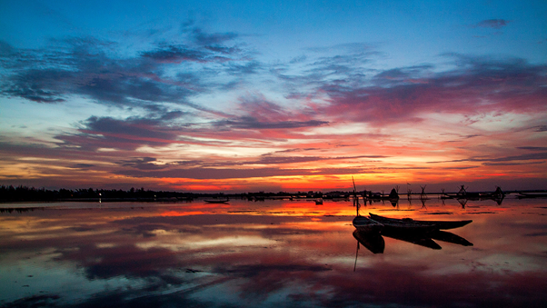 The sunset on Tam Giang Lagoon is both splendid but also romantic