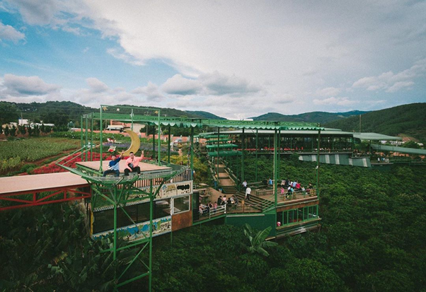 Me Linh Coffee Garden attracts many tourists 